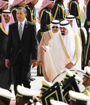 barack-obama-es-recibido-por-el-rey-abdala-en-arabia-saudita-300x350.jpg